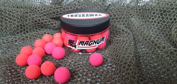 widok na kulki proteinowe pływające (pop up) Magnum o smaku truskawkowym 125 ml