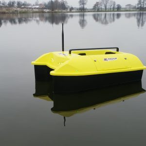 widok na łódkę zanętową MAXI bez wyposażenia dryfującą po jeziorze