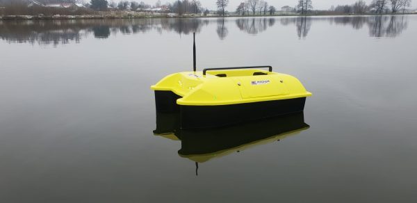 widok na łódkę zanętową MAXI bez wyposażenia dryfującą po jeziorze